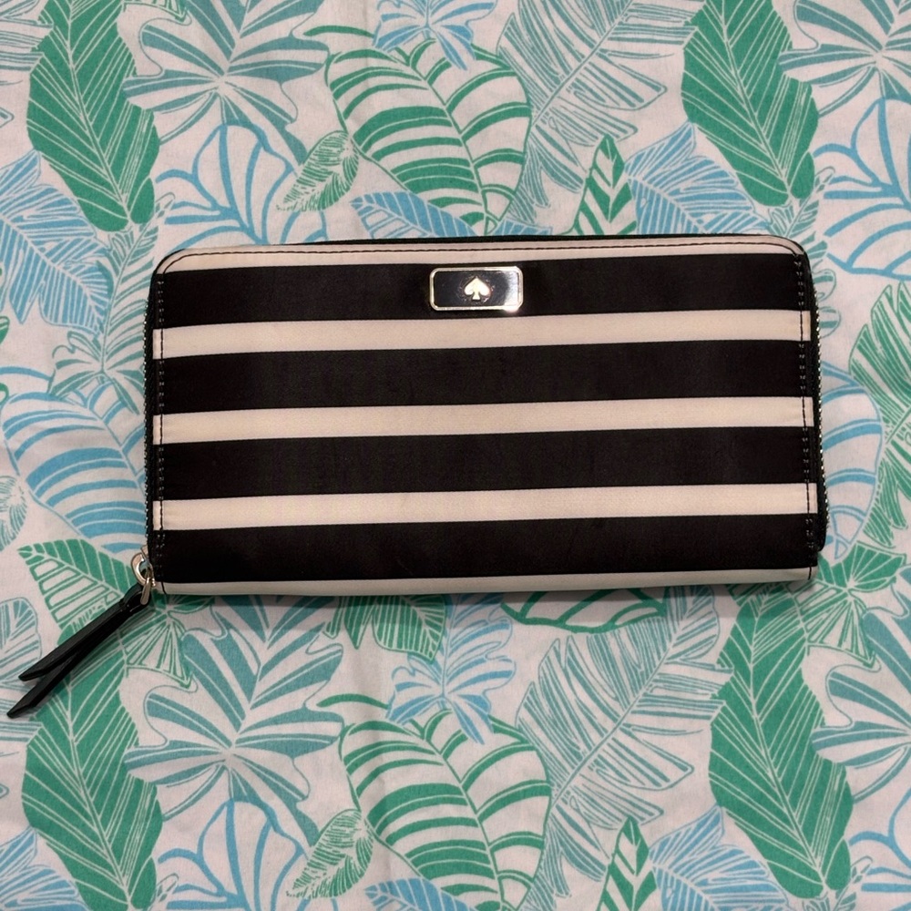 Kate Spade Black and White Striped Wallet (NWOT)